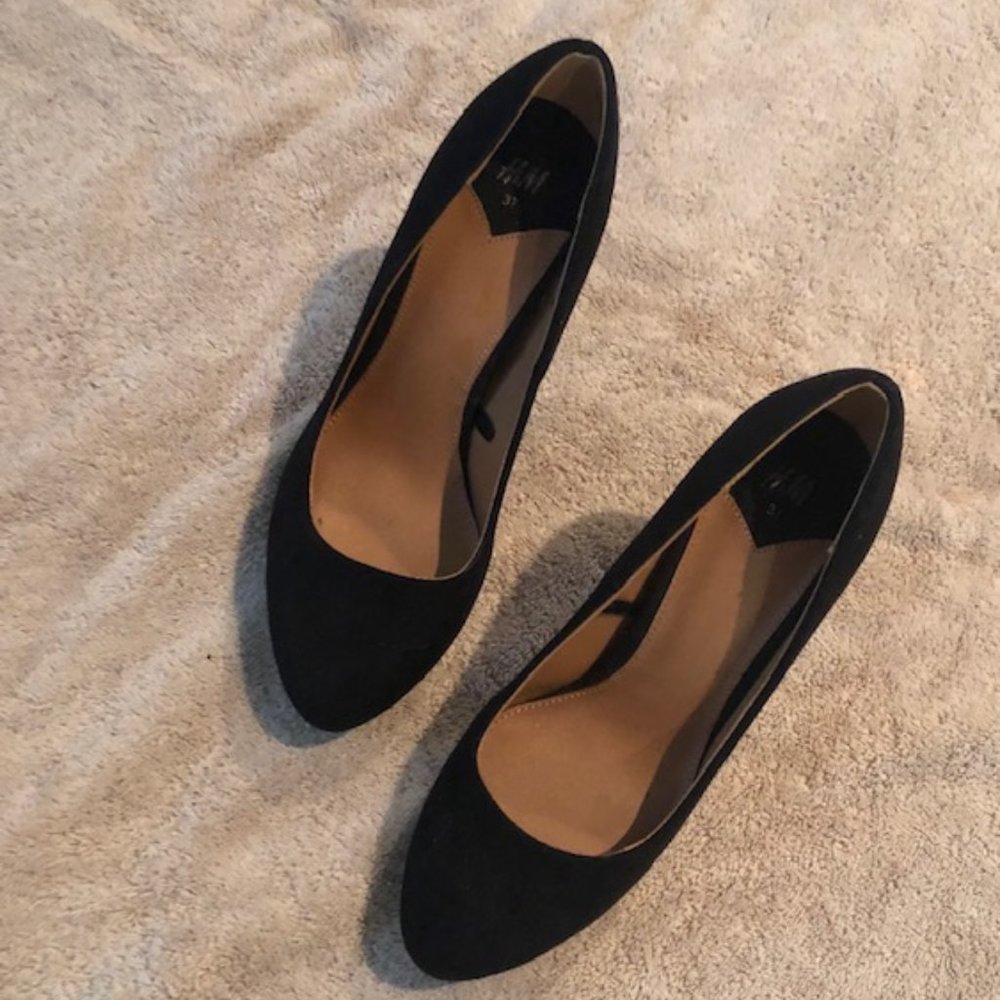 Black H&M fabric pumps